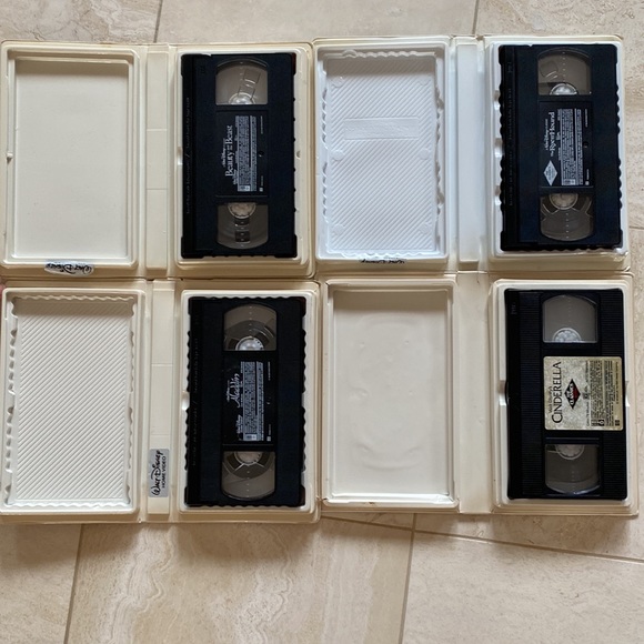 WALT DISNEY BLK💎 VHS CINDERELLA, BEAUTY & THE BEAST, THE FOX & HOUND, ALADDIN - Picture 4 of 12
